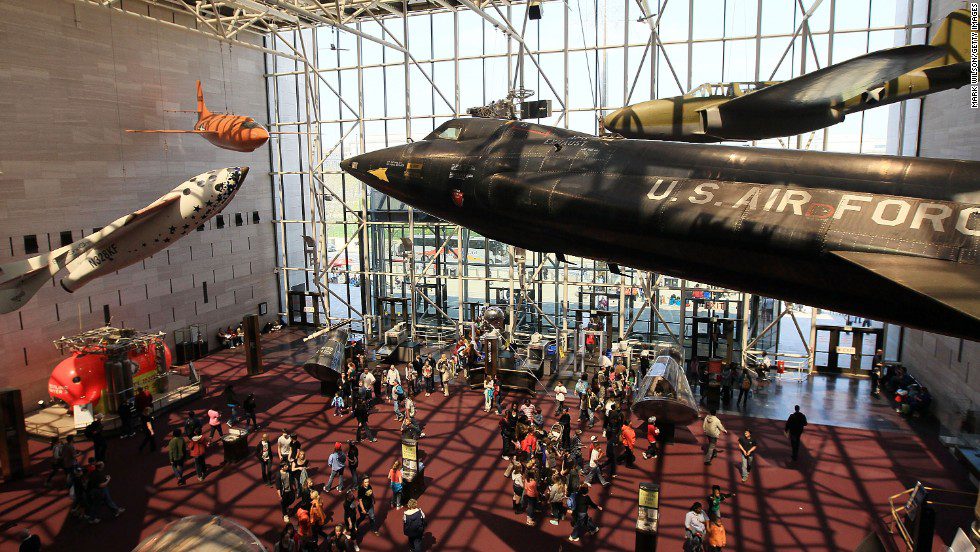 Aviones colgando del techo en el Museo Nacional del Aire y el Espacio de Washington D.C.