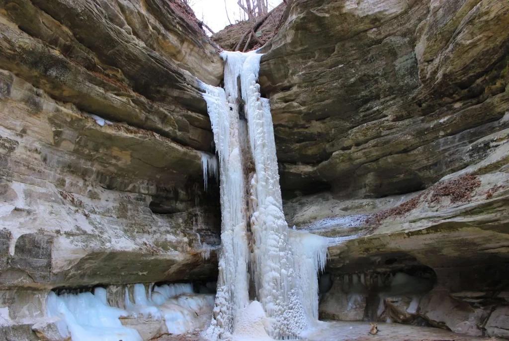 Caminata entre acantilados y bosques en Starved Rock, Illinois