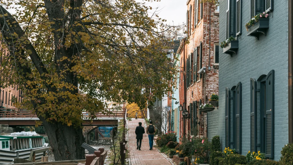 Edificios antiguos y calles empedradas en el barrio de Georgetown, Washington D.C.