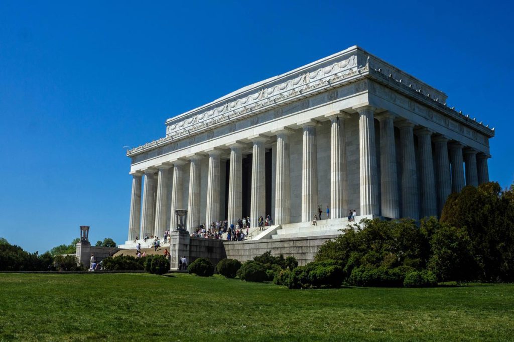 Turistas visitando el Monumento a Lincoln en Washington D.C. durante una tarde soleada