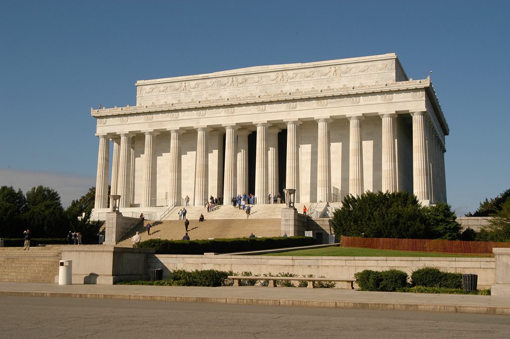 Fachada iluminada del Abraham Lincoln Presidential Library & Museum