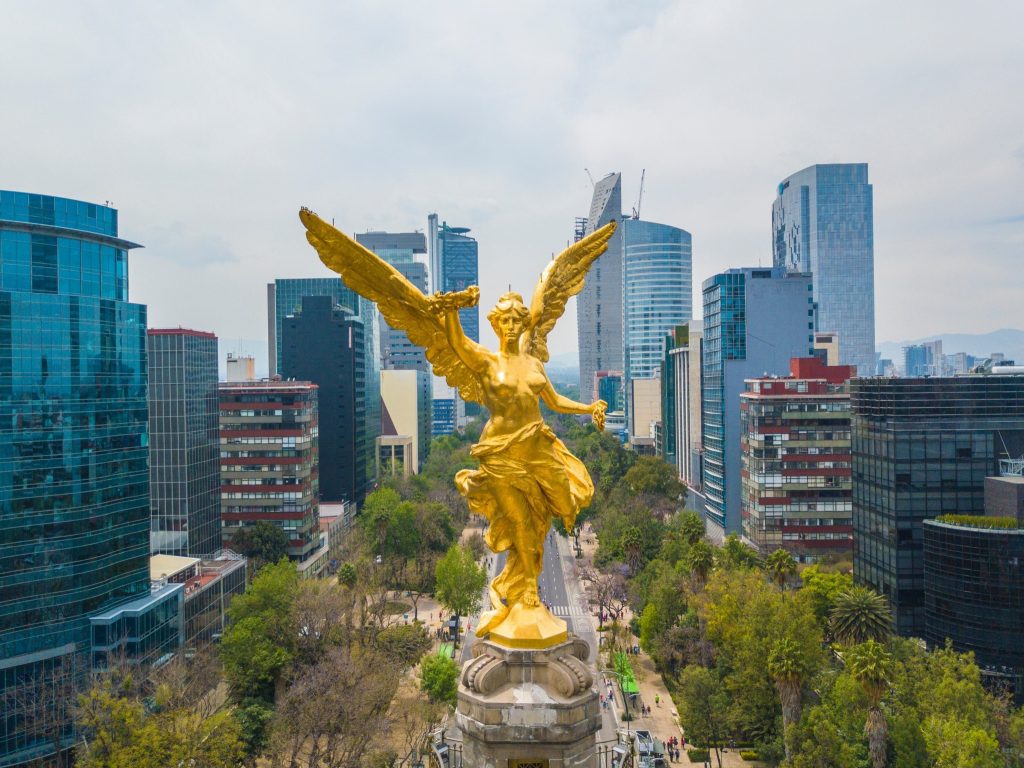 Ángel de la Independencia en Paseo de la Reforma con edificios al fondo en Ciudad de México