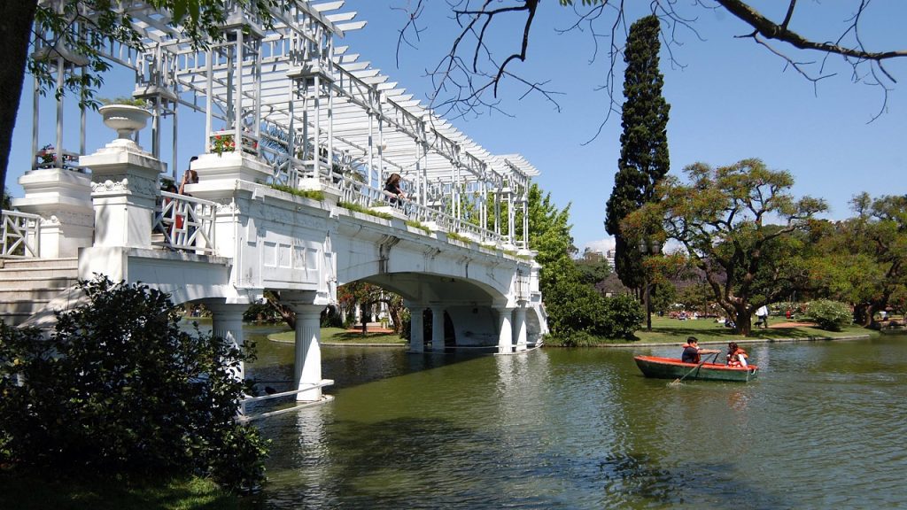 Caminos y lagos en los Bosques de Palermo, Buenos Aires