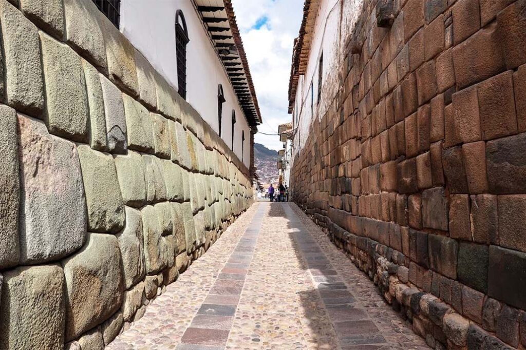 Calle empedrada con arquitectura colonial en Loreto, Baja California Sur