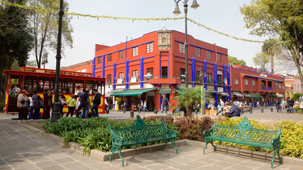 Calle empedrada y colorida en el barrio de Coyoacán, Ciudad de México