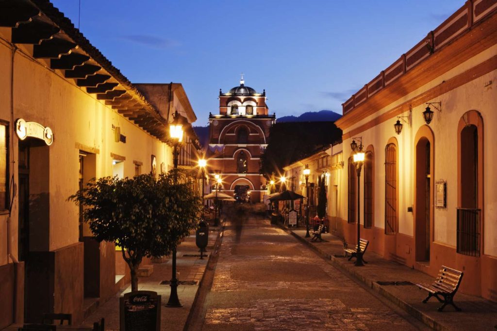 Calles coloridas y empedradas de San Cristóbal de las Casas con iglesias coloniales