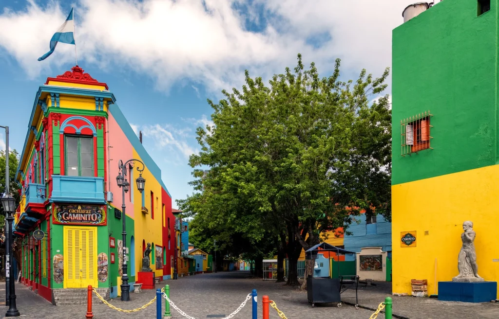 Calle colorida de Caminito en La Boca con turistas y artistas callejeros