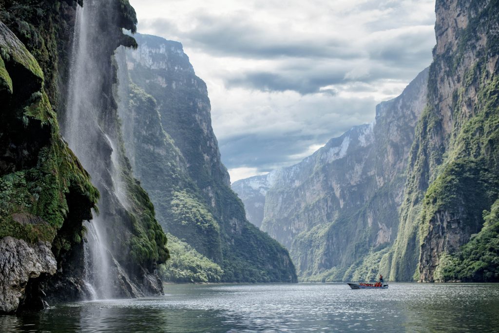 Paredes rocosas del Cañón del Sumidero vistas desde una lancha en el río Grijalva