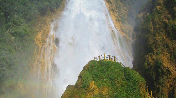 Caída de agua de la cascada El Chiflón rodeada de vegetación verde, Qué hacer en Chiapas