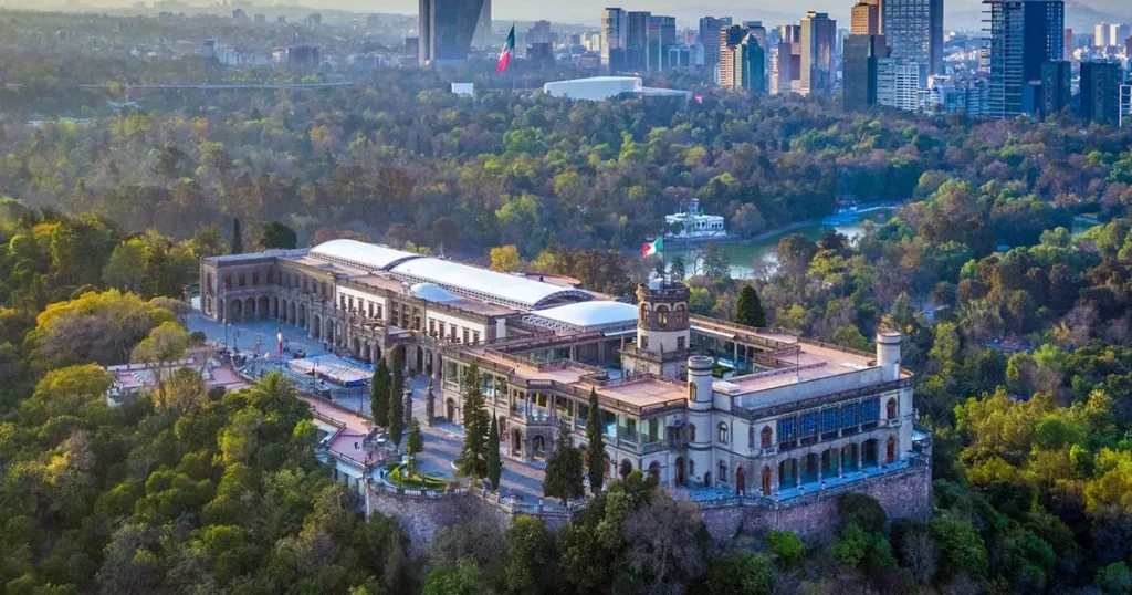 Vista del Castillo de Chapultepec rodeado de jardines en Ciudad de México
