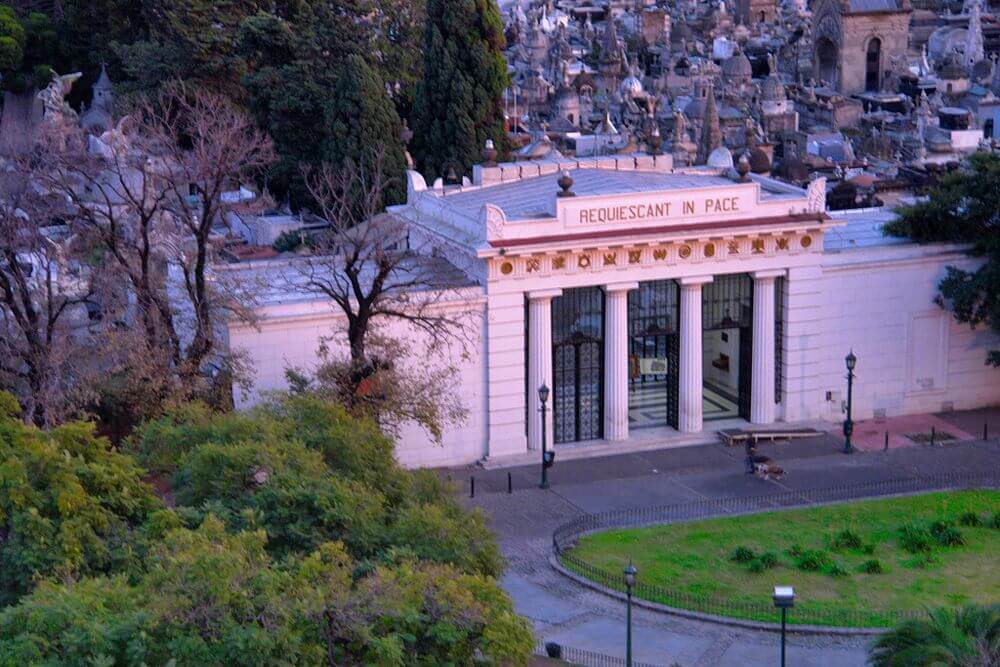 Vista del Cementerio de Recoleta con sus monumentos históricos. Lugares imperdibles de Buenos Aires