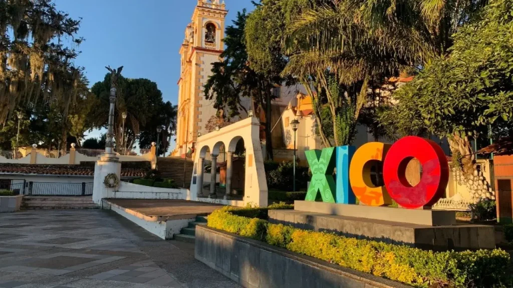 Calles empedradas y arquitectura colonial en el Pueblo Mágico de Xico