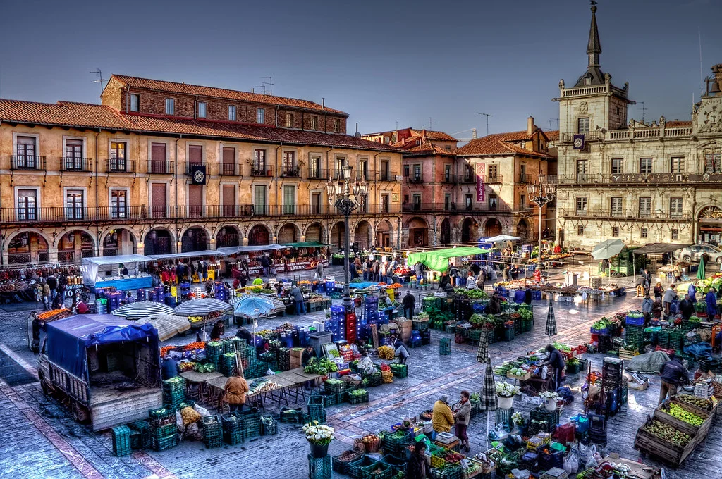 Vista de la mezcla de arquitectura moderna y colonial en el centro de León