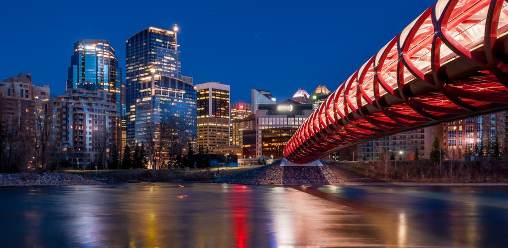 Vista del skyline de Calgary al atardecer con las Montañas Rocosas al fondo