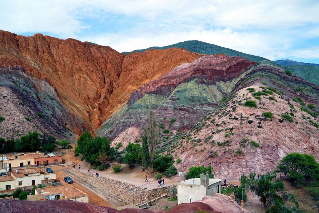 Montaña multicolor de Purmamarca, Salta , vista desde el pueblo