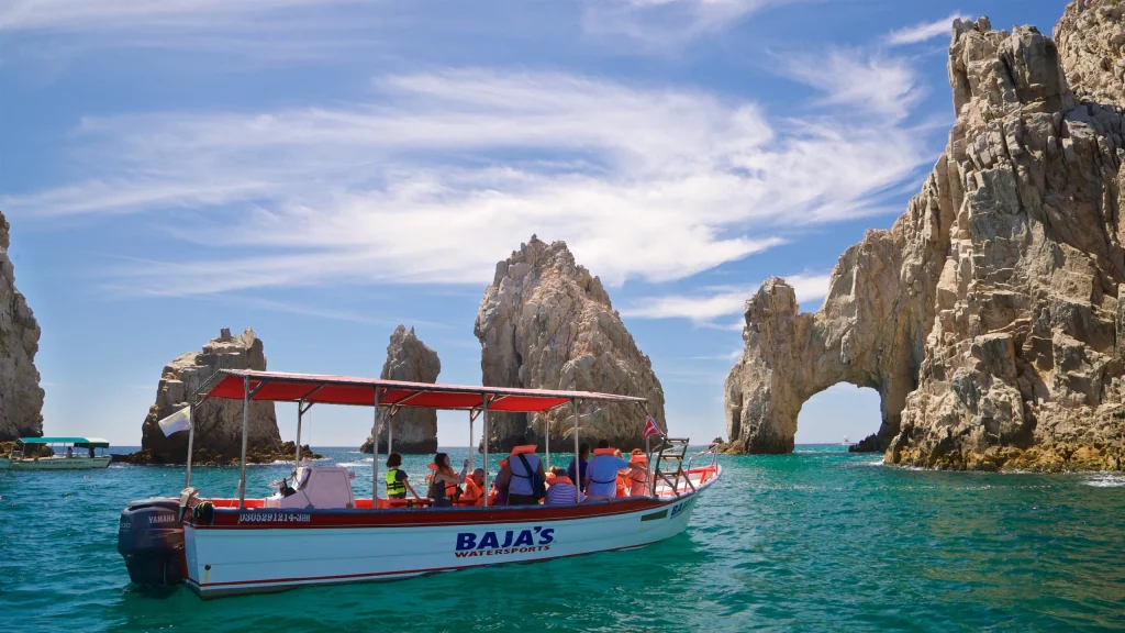 Formación rocosa de El Arco en Cabo San Lucas rodeada de mar cristalino