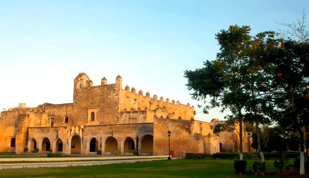 Convento histórico de San Bernardino con su arquitectura colonial y colores vivos en Valladolid, Yucatán