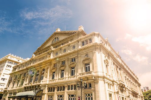 Fachada principal del Teatro Colón de Buenos Aires con turistas. Lugares imperdibles de Buenos Aires