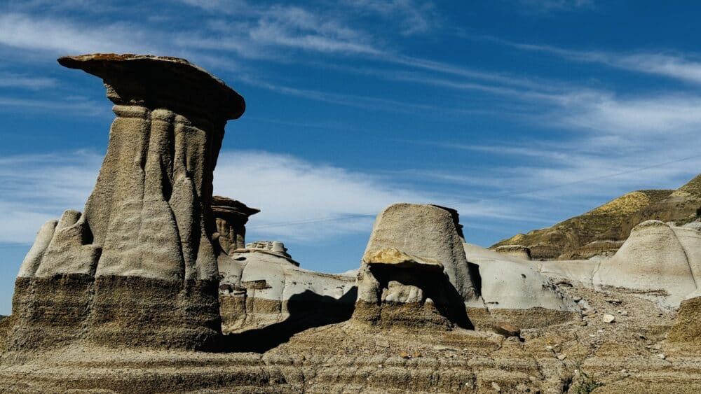 Paisaje árido y formaciones geológicas en el Valle de los Dinosaurios, Alberta