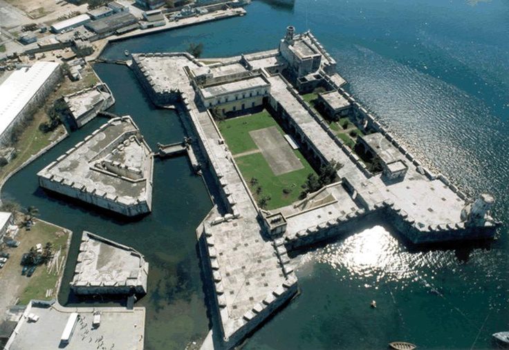 Antigua fortaleza de San Juan de Ulúa iluminada por la luz del amanecer frente al mar
