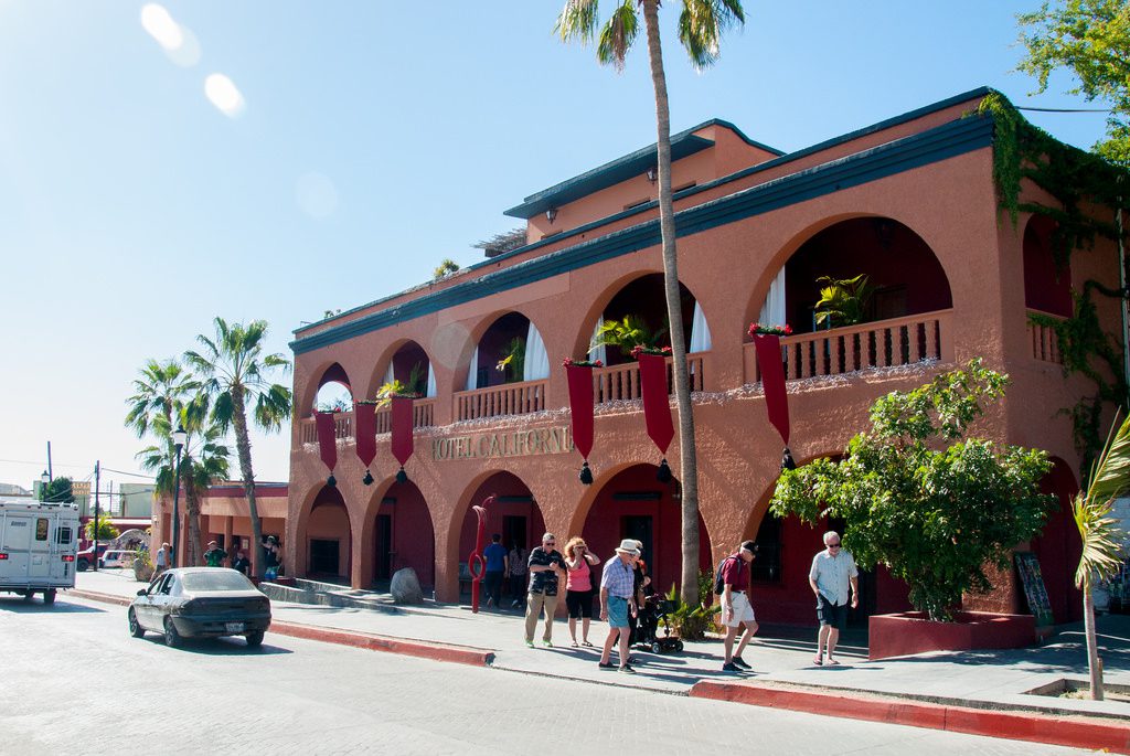 Fachada del famoso Hotel California en el Pueblo Mágico de Todos Santos