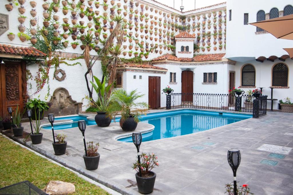 Fachada elegante de un hotel boutique en Guadalajara, Jalisco, ideal para turismo