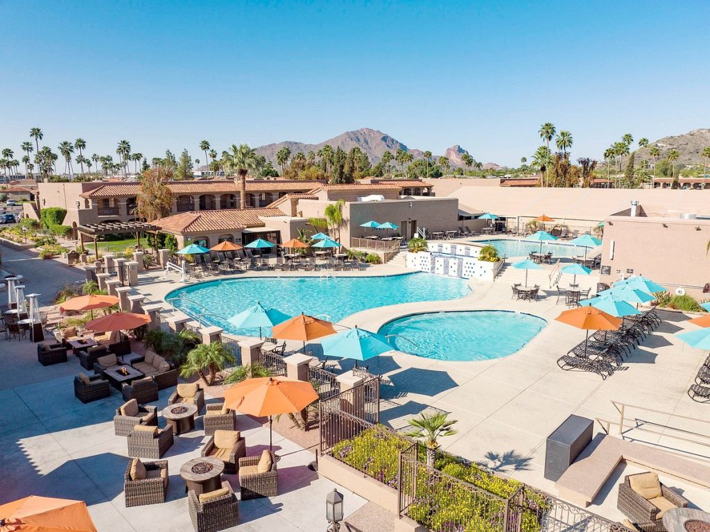 Hotel de lujo con pileta en Scottsdale, Arizona, rodeado de cactus y montañas desérticas