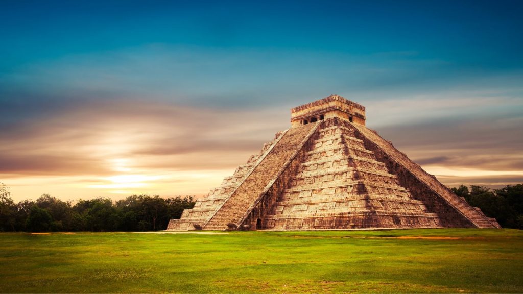 La majestuosa pirámide de Chichén Itzá al amanecer, Qué hacer en Yucatán