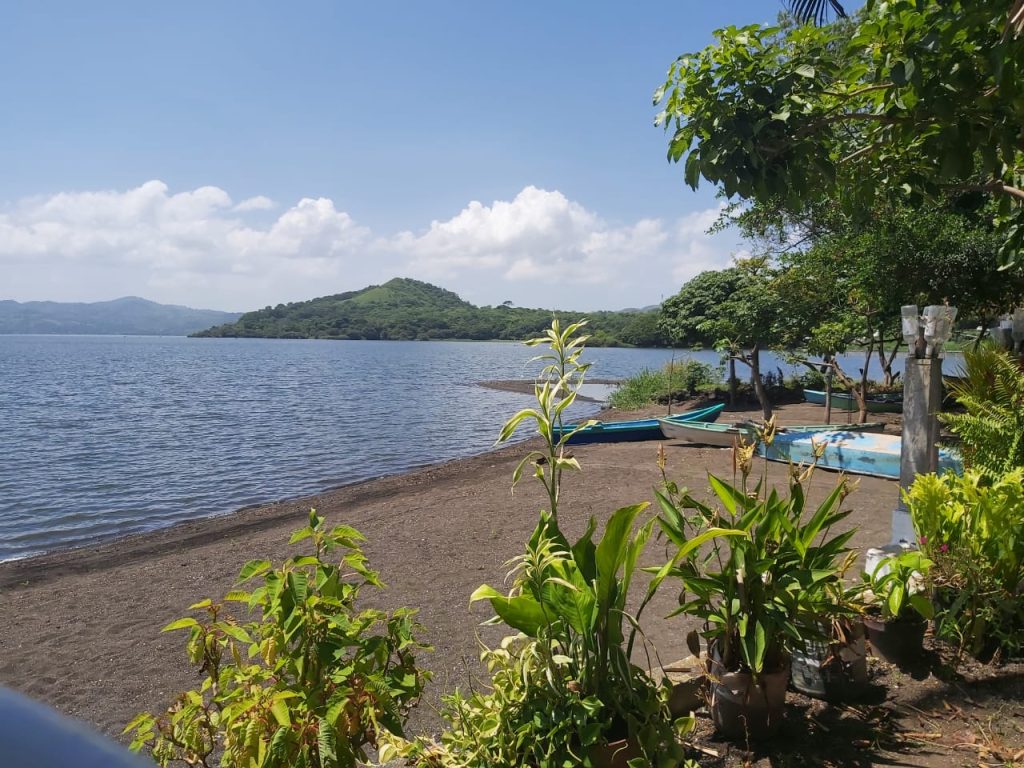 Tranquila Laguna de Catemaco rodeada de montañas verdes y pequeñas islas