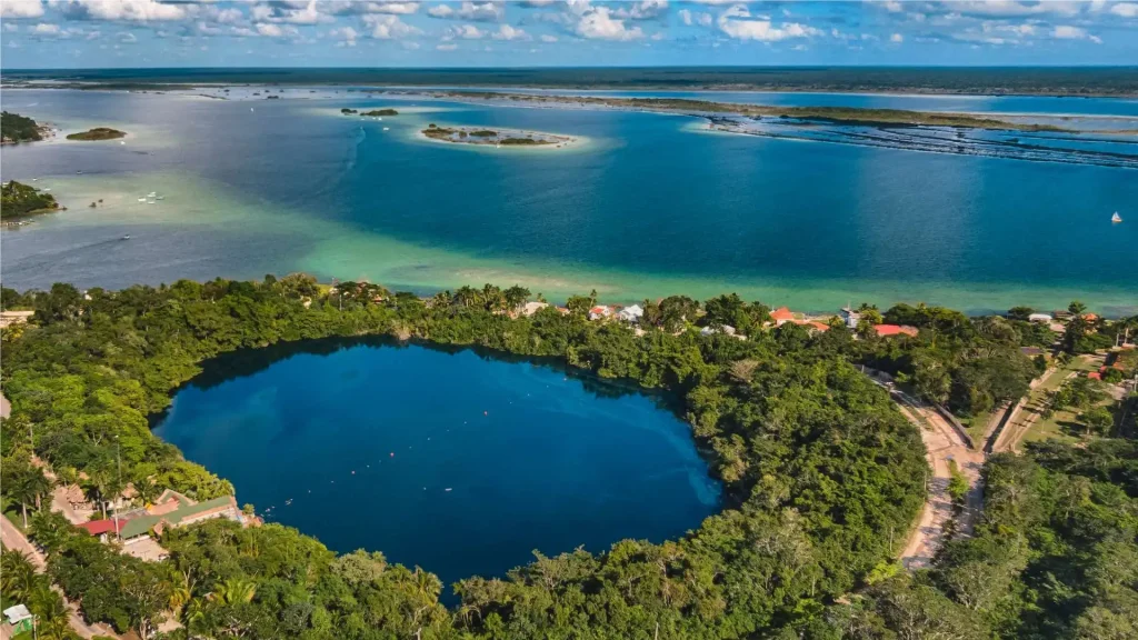 Vista aérea de la Laguna de Bacalar con tonos turquesa