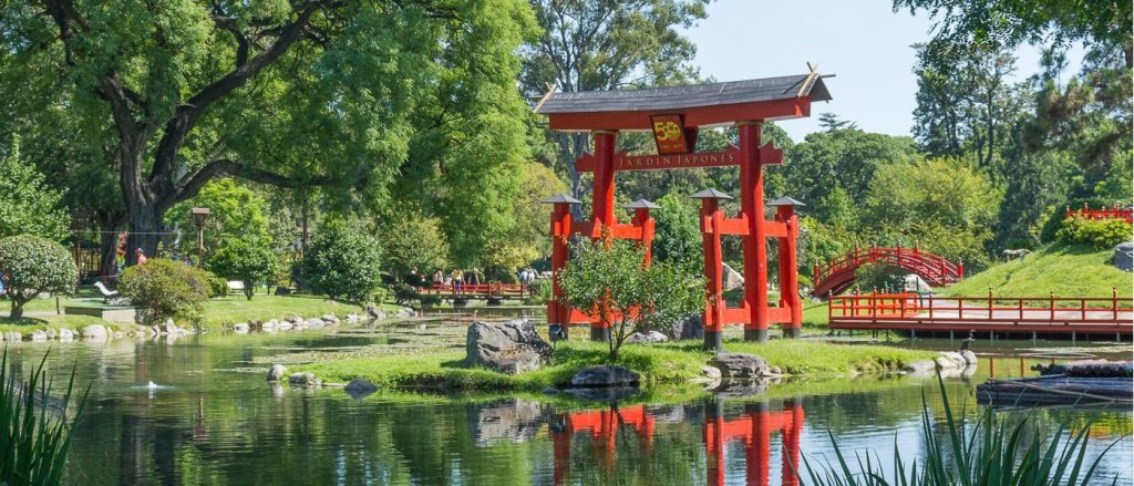 Puentes y lagos del Jardín Japonés en Buenos Aires con visitantes.
Lugares imperdibles de Buenos Aires