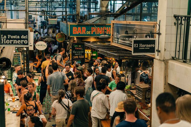 Interior del Mercado de San Telmo mostrando productos y gastronomía local