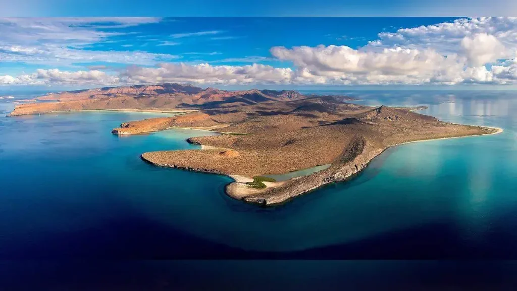 Vista aérea de Isla Espíritu Santo con playas y acantilados