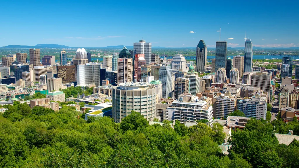 Vista panorámica del skyline de Montreal con árboles verdes y cielo despejado en Quebec