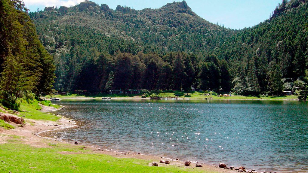 Laguna azul en el Parque Nacional el Chico
