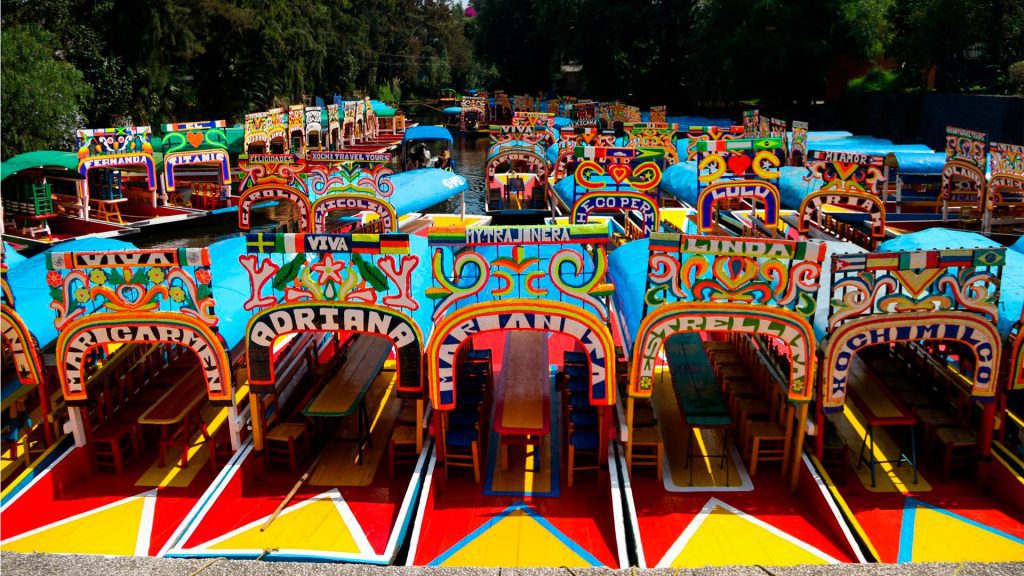 Trajineras coloridas navegando los canales de Xochimilco