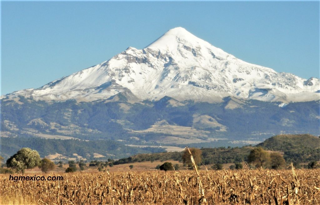 Impresionante vista del Pico de Orizaba cubierto de nieve visto desde la ciudad. Qué hacer en Veracruz