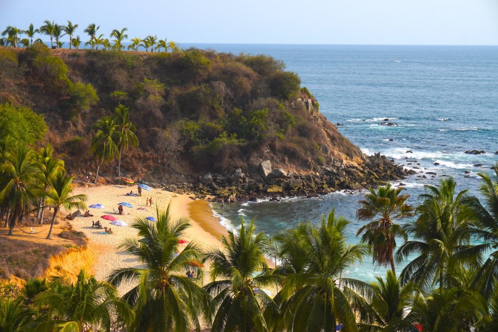 Playa tranquila en Mazunte, Oaxaca, con ambiente bohemio
