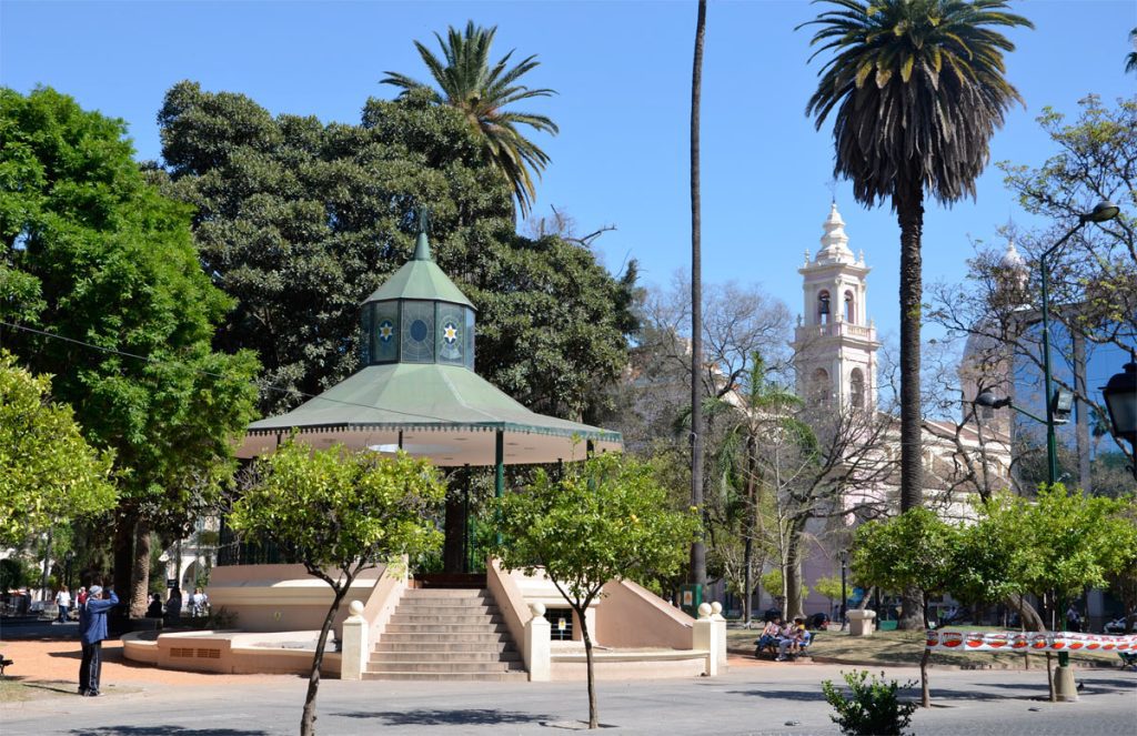 Vista panorámica de la Plaza 9 de Julio en Salta Capital con la Catedral al fondo