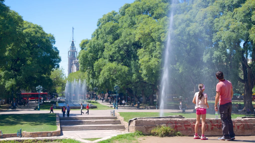 Vista de la Plaza Independencia con árboles, esculturas y edificios históricos, qué hacer en Mendoza.