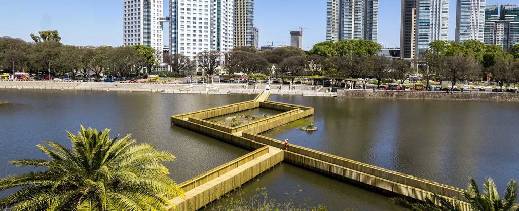 Vista de Puerto Madero con edificios modernos y la Reserva Ecológica. Lugares imperdibles de Buenos Aires