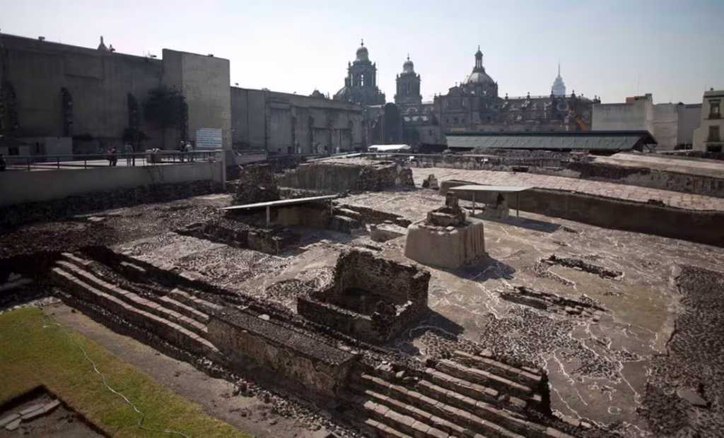 Ruinas del Templo Mayor con visitantes, qué hacer en Ciudad de México