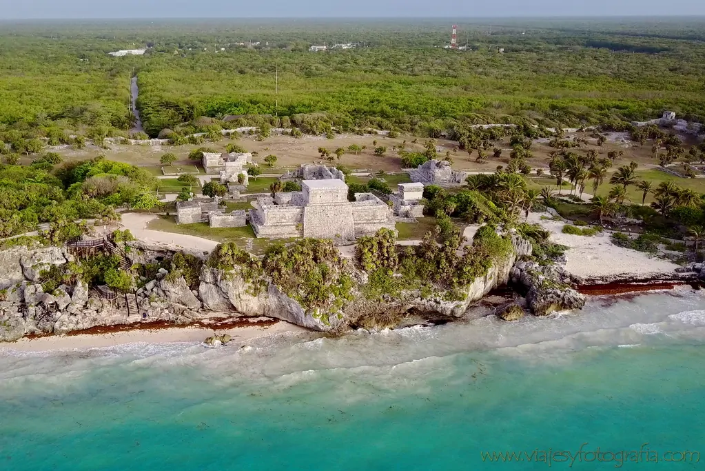Ruinas arqueológicas de Tulum sobre acantilado costero