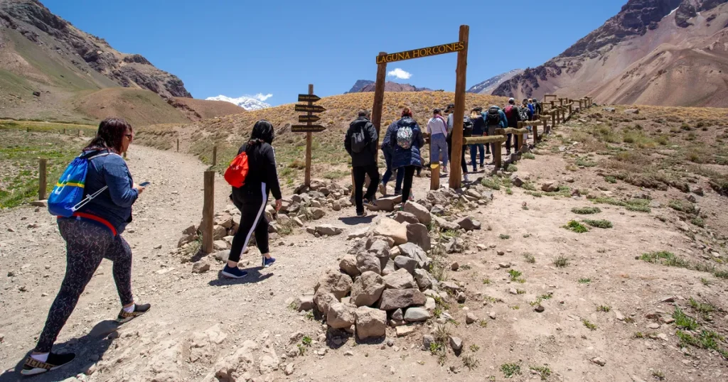 Caminantes explorando senderos en el Parque Provincial Aconcagua, Mendoza