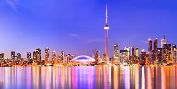 Vista panorámica de Toronto con la Torre CN y el lago Ontario