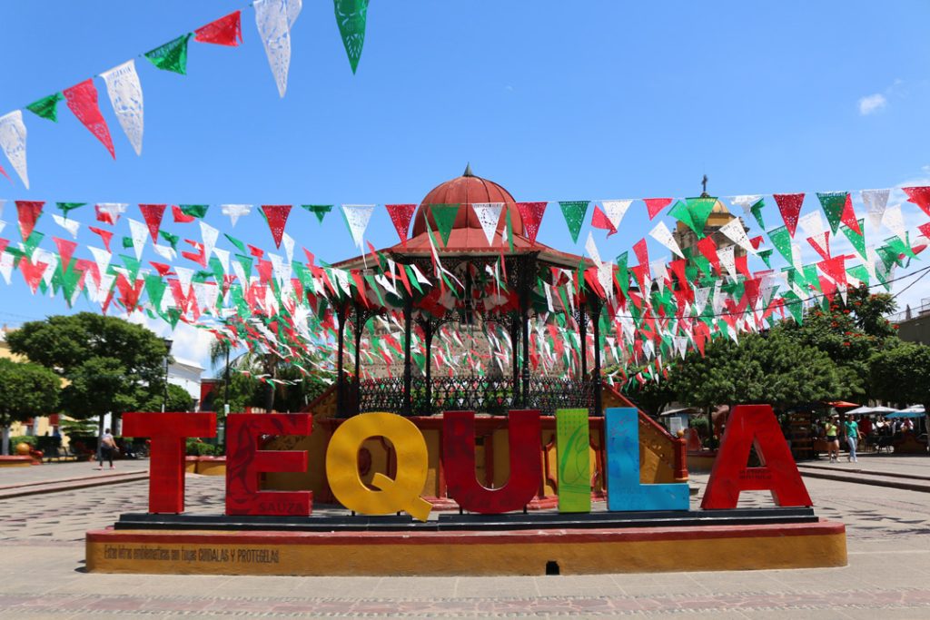 Calle típica y colorida en el pueblo de Tequila, Jalisco, México