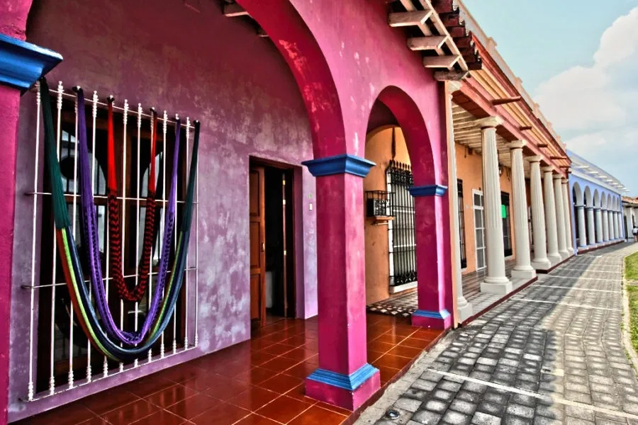 Fachadas coloniales coloridas en el Pueblo Mágico de Tlacotalpan, Patrimonio de la Humanidad
