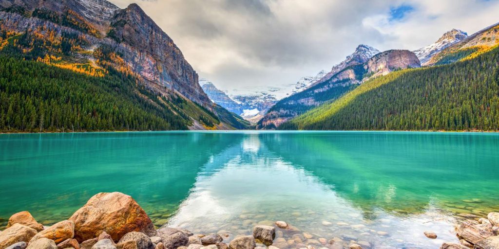 Lago Louise con aguas turquesa y montañas nevadas al fondo en el Parque Nacional Banff, Alberta, Canadá