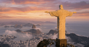 Estatua del Cristo Redentor en el Corcovado con vista panorámica de la ciudad y el mar, el punto más icónico sobre que hacer en Rio de Janeiro.