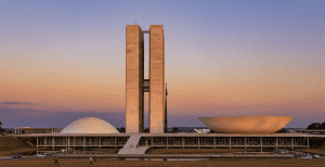 Vista panorámica del Congreso Nacional en el Eje Monumental durante un atardecer para hacer turismo en Brasilia.